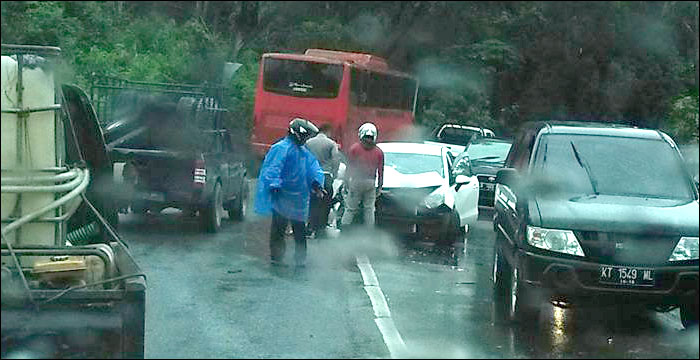 Momen yang sempat terekam kamera netizen beberapa saat setelah terjadi lakalantas di KM 6 Jalan Soekarno-Hatta, desa Purwajaya, Loa Janan, Selasa (25/10) pagi