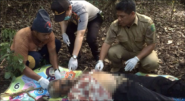 Polisi dan petugas kesehatan bersiap melakukan evakuasi terhadap jasad H Jupri yang tewas tergantung di kebunnya sendiri