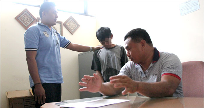 Oknum pedagang es krim keliling berinisial Sy (tengah) membantah tuduhan percobaan perkosaan yang dilaporkan gadis warga desa Lung Anai ke Polsek Loa Kulu
