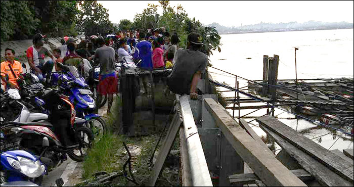 Warga memadati kawasan tepian Mahakam di dusun Berhala, Loa Kulu, untuk menyaksikan pencarian korban tenggelam di sungai Mahakam