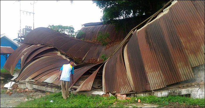 Salah satu bangunan Magazijn di Loa Kulu akhirnya ambruk pada Kamis (11/10) pagi setelah hujan deras menggutur Loa Kulu