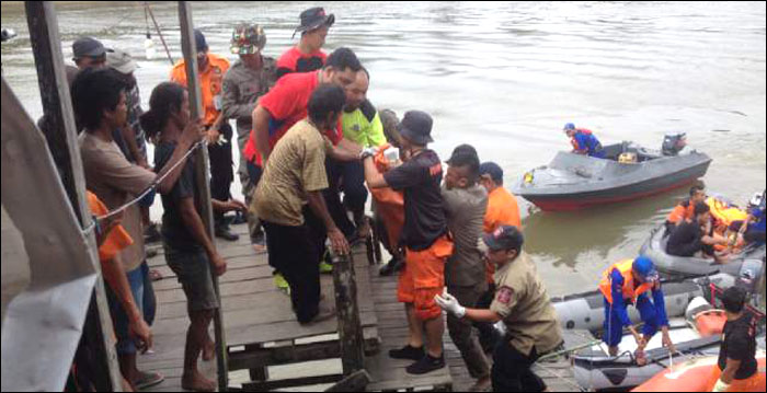 Tim SAR gabungan saat mengevakuasi jasad Yuniarti untuk dibawa ke RSUD AM Parikesit, Tenggarong