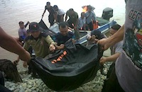 Jasad korban dibawa ke RSUD AM Parikesit untuk divisum sebelum diserahkan kepada keluarga