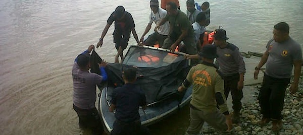 Tim SAR gabungan mengevakuasi jasad 2 korban kecelakaan air ke daratan