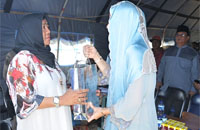 Camat Loa Kulu Hj Rusmina secara simbolis menerima bantuan pribadi  Bupati Rita Widyasari sebesar Rp 100 juta untuk korban kebakaran di Jembayan