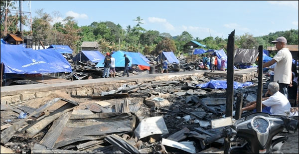 Sejumlah tenda didirikan warga di puing-puing kebakaran di kawasan Gunung Habang, desa Jembayan, Loa Kulu