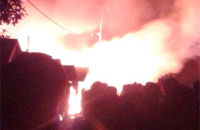 Kebakaran hebat di desa Jembayan yang diabadikan dari kamera ponsel warga setempat 
