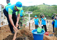 Pj Bupati Kukar H Sulaiman Gafur saat menanam bibit pohon di Desa Loh Sumber, Kecamatan Loa Kulu, tadi siang