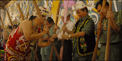 Pj Bupati Kukar Sjachruddin (kedua dari kanan) dan para pejabat teras Pemkab Kukar ikut menumbuk beras bersama masyarakat Lung Anai