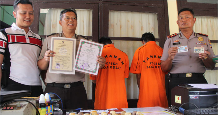 Wakapolsek Loa Kulu Iptu Juwadi (kanan) bersama jajarannya menunjukkan barang bukti dokumen dan surat yang dipalsukan tersangka Sp