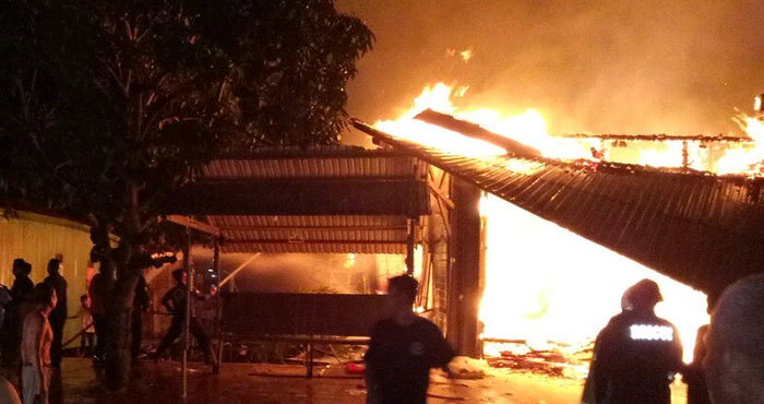 Petugas PMK bersama relawan dan warga mencoba menjinakkan si jago merah yang berkobar di dusun Pongkor, RT 19 desa Loa Kulu Kota, Kecamatan Loa Kulu, Kamis (21/02) pagi