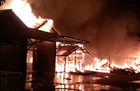 Api berkobar hebat menghanguskan belasan bangunan di daerah Pongkor, desa Loa Kulu Kota