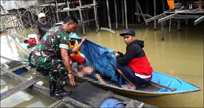 Jasad Sofyan yang tenggelam di perairan sungai Mahakam, Loa Kuli, saat dievakuasi setelah ditemukan dalam keadaan tak bernyawa