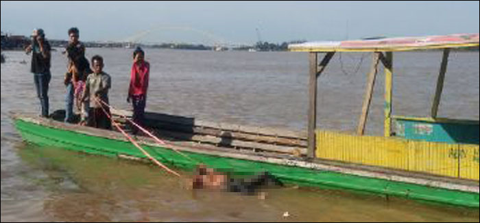 Dengan menggunakan kapal feri tradisional, mayat perempuan tanpa identitas dievakuasi menuju pelabuhan kecil untuk dievakuasi ke RSUD AM Parikesit