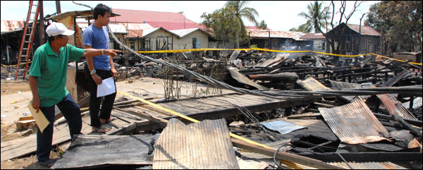 Ketua RT 5 Desa Rempanga saat mendata rumah korban kebakaran di wilayahnya