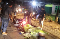 Petugas bersiap mengevakuasi jasad Gunarto Fitrah yang tewas di tempat setelah menabrak mobil parkir 