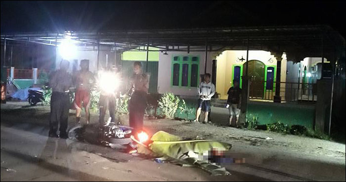 Petugas Polsek Loa Kulu melakukan olah TKP usai terjadi kecelakaan maut yang menewaskan seorang pengendara sepeda motor