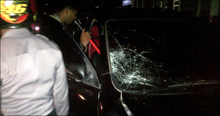 Kaca depan mobil Toyota Avanza mengalami retak setelah menabrak kakek di desa Rempanga