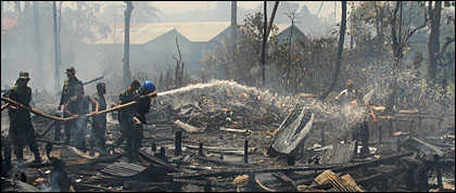 Suasana pemadaman puing-puing kebakaran di RT 9 Desa Loa Kulu Kota yang masih membara
