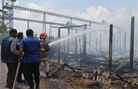 Regu PMK dari BPBD Kukar berupaya memadamkan sisa-sisa api di gudang penyimpan bahan bakar milik PT FBS