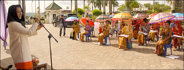 Bupati Kukar Rita Widyasari saat membuka lomba sekaligus membacakan sejumlah soal Ranking 1