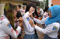 Kegembiraan para siswi SMK YPK Tenggarong yang merayakan kelulusan dengan menuliskan nama di seragam rekannya