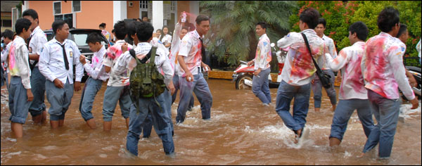 Meski belum ada pengumuman resmi, siswa SMK YPK Tenggarong telah melakukan aksi corat-coret seragam di halaman sekolah yang terendam air pasang sungai Mahakam