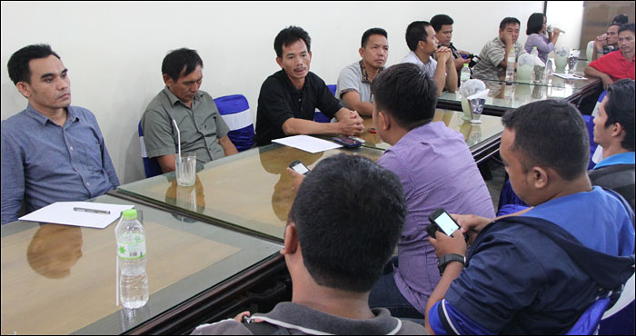 Sesepuh masyarakat Dayak Kenyah di desa Lung Anai menyampaikan keluhan mereka kepada para wartawan di Tenggarong