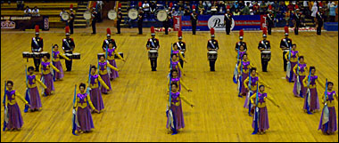 Penampilan para anggota pembawa bendera MB Gerbang Dayaku yang berhasil meraih Juara I kategori Colour Guard