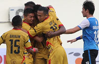 Pemain Mitra Kukar merayakan gol Mauricio Leal pada menit ke-15