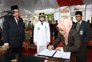 Disaksikan Plt Ketua DPRD Kukar Awang Yacoub dan Bupati Rita Widyasari, Kepala BKBP3A Kukar Hj Maria Laura Sari menandatangani MoU dengan Bank BPR BePeDe usai peringatan detik-detik Proklamasi di  Tenggarong, Rabu (17/08) lalu