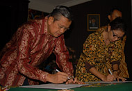 Pj Bupati Kukar Sulaiman Gafur dan Ketua KPU Kukar Rinda Desianti menandatangani Nota Kesepakatan tentang penggunaan DPT Pilpres sebagai DPS Pilkada Kukar 2010