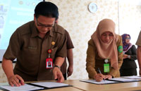 Kepala Disdukcapil Getzmani bersama Direktur RSAMP dr Martina Yulianti menandatangani MOU penerbitan akta dan pembaharuan KK