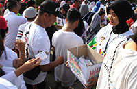 Petugas disebar di beberapa titik untuk menerima sobekan kupon doorprize peserta jalan santai MRSF 2019
