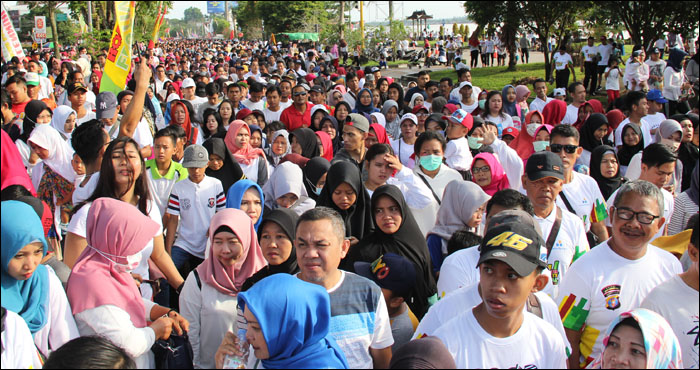 Ribuan warga Tenggarong membludak untuk mengikuti kegiatan jalan santai MRSF 2019 di Tenggarong, Minggu (17/03) pagi