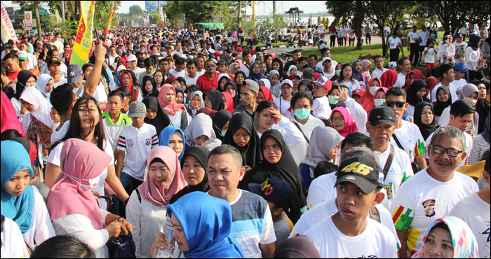 Ribuan warga Tenggarong membludak untuk mengikuti kegiatan jalan santai MRSF 2019 di Tenggarong, Minggu (17/03) pagi