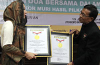 Bupati Kukar Terpilih Rita Widyasari saat menerima 2 piagam rekor MURI dari Manajer MURI Jusuf Ngadri
