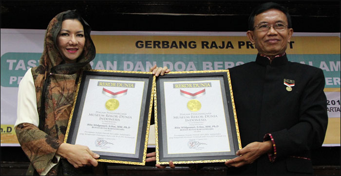 Rita Widyasari mencatatkan namanya sebagai pemegang 2 rekor MURI setelah menang telak di Pilkada Kukar 2015 