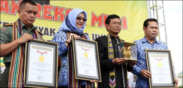 Selain untuk Pemkab Kukar, piagam Rekor MURI juga diserahkan kepada Kodim 0906/TGR dan Dinas Sosial Kukar sebagai pendukung dan pelaksana kegiatan Bedah Rumah di Kukar