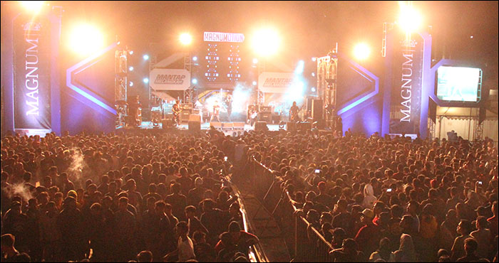 Ribuan penonton khususnya penggemar musik cadas memadati lapangan parkir Stadion Rondong Demang untuk menyaksikan gelaran Magnumotion 2019 