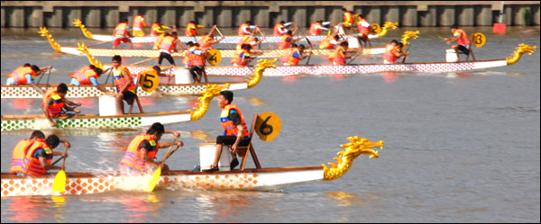 Mahakam International Dragon Boat Festival di Tenggarong kini telah menjadi event resmi Federasi Perahu Naga Internasional (IDBF)
