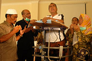 Salah seorang guru dari Kecamatan Loa Janan memimpin pembacaan doa untuk kesembuhan Syaukani