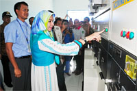 Bupati Kukar Rita Widyasari melakukan penekanan tombol <i>switch</i> pada acara peresmian PLN 24 jam di Desa Perangat