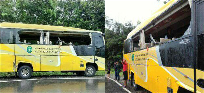 Kondisi kaca jendela bus Pemkab Kukar yang hancur setelah dihantam bagian bak truk pengangkut tabung elpiji