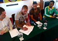 Marcus Bent didampingi agennya saat menandatangani kontrak dengan Mitra Kukar