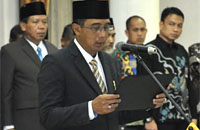 Sekkab H Marli membacakan pakta integritas usai dilantik Bupati Kukar Rita Widyasari