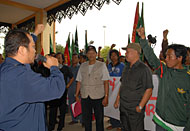 Juru bicara pengunjukrasa, Suroto (kiri), menyerukan peninjauan kembali pengangkatan Abdul Thalib sebagai Kepala Disdik Kukar