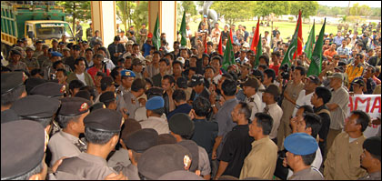 Para pengunjukrasa saat berada di teras gedung DPRD Kukar, Tenggarong