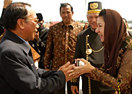 Bupati Rita Widyasari (kanan) saat menyambut kedatangan Menbudpar RI Jero Wacik