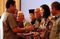 Mendagri Gamawan Fauzi saat menyerahkan e-KTP secara simbolis kepada Bupati Rita Widyasari beberapa waktu lalu